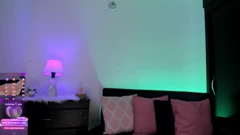Snapshot of doll_venus chatting on March 4, 10:16 pm Roxana  independent model can you help me reach 100 hands up uwu online show from March 4, 10:16 pm