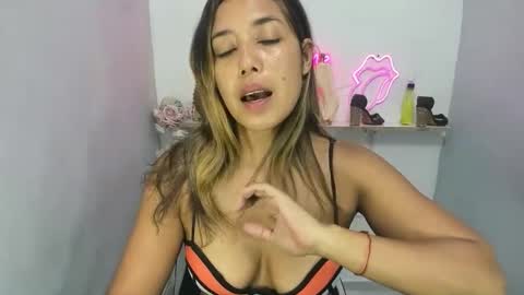 dona_tella online show from May 27, 10:56 am