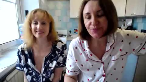 Snapshot of donnalimadonna chatting on October 21, 7:23 am Tatiana 43 curvy sexy body and Joanna redhead 39 years online show from October 21, 7:23 am