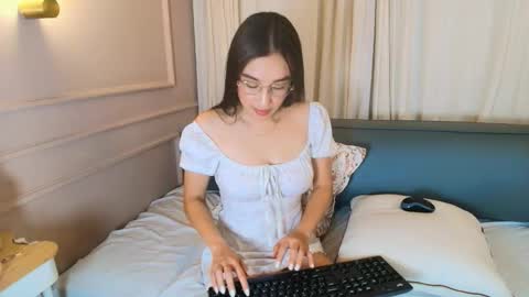 dorothy_valerisse online show from March 10, 10:41 am