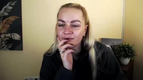 dream_dolly_ online show from October 17, 1:36 pm