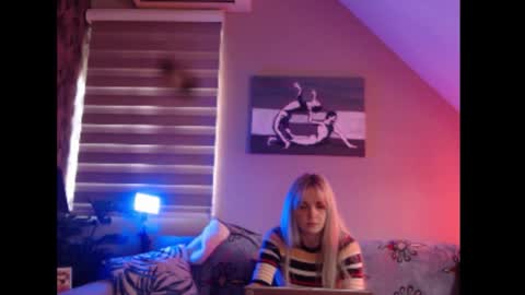 A girl online show from November 7, 8:20 am