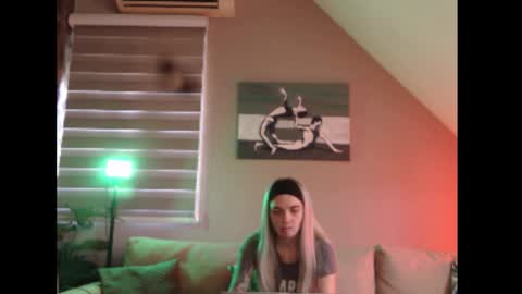 A girl online show from November 5, 9:58 am