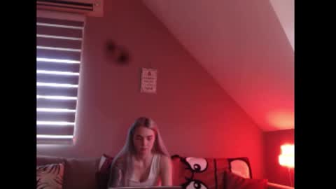 A girl online show from February 18, 8:13 am