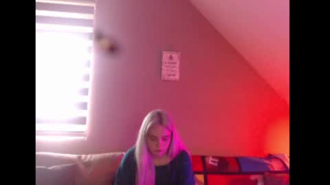 A girl online show from April 3, 7:28 am