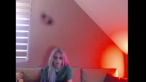 A girl online show from December 19, 8:39 am