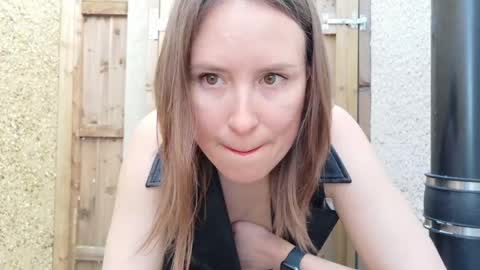 Nadia Ferreira  online show from April 8, 9:55 am