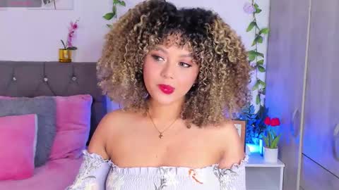 Snapshot of ebony_curly2 chatting on October 22, 2:49 am isa online show from October 22, 2:49 am