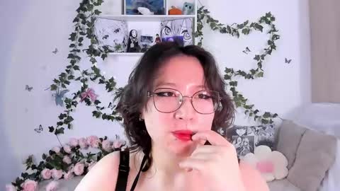 liasama online show from December 8, 11:51 pm