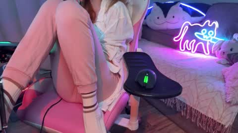 Elisa North online show from September 22, 1:31 pm