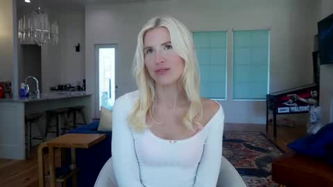 Snapshot of eliza_lizbethx chatting on October 29, 5:48 pm Liz online show from October 29, 5:48 pm