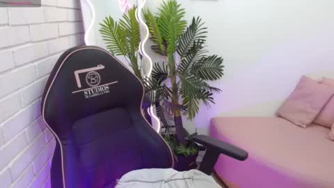 ella_tay1 online show from November 24, 7:27 pm