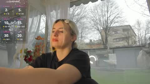 ella_vee online show from April 4, 5:17 am