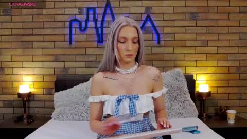 Ella online show from January 25, 7:05 pm