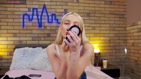 Ella online show from December 16, 7:00 pm