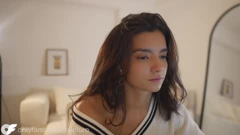 Linda Restrepo online show from November 10, 11:11 pm