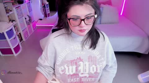 Snapshot of ellen_meow chatting on January 6, 3:53 am Meow in da house  . online show from January 6, 3:53 am