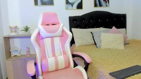 Ellen Stefany online show from February 6, 11:19 pm