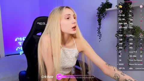 Snapshot of elliefrost chatting on February 6, 9:49 pm elliefrost online show from February 6, 9:49 pm