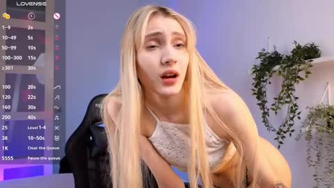 Snapshot of elliefrost chatting on February 4, 9:31 pm elliefrost online show from February 4, 9:31 pm