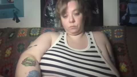 Ellie Louise online show from December 1, 2:15 am