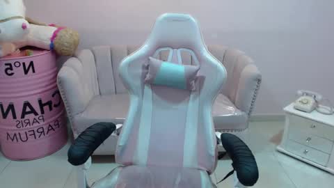 Snapshot of elody_a chatting on February 5, 3:23 am Elody  online show from February 5, 3:23 am