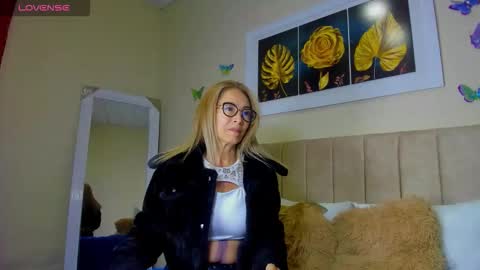 Snapshot of ema_garciaa chatting on October 5, 11:59 am ema garcia  online show from October 5, 11:59 am
