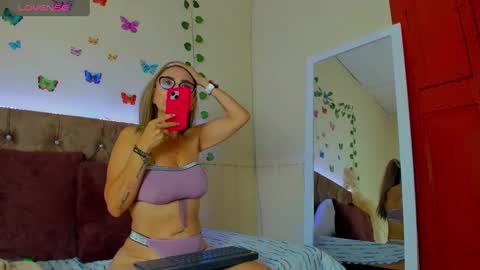 Snapshot of ema_garciaa chatting on October 22, 1:38 pm ema garcia  online show from October 22, 1:38 pm
