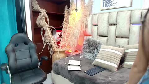 Snapshot of emelie_ch_ chatting on January 20, 9:53 pm Emily  online show from January 20, 9:53 pm