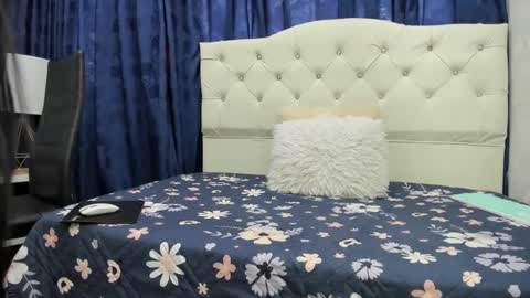 Snapshot of emely_garcia chatting on December 7, 2:02 pm Emely   online show from December 7, 2:02 pm