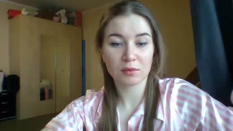 emeraldswan_ online show from March 7, 5:18 am