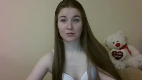 emeraldswan_ online show from March 5, 6:54 am