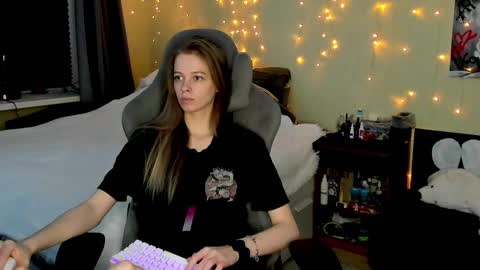 emili_sweet__ online show from March 10, 3:30 pm