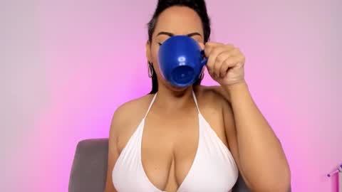 Snapshot of emiliana_bloomm chatting on October 27, 10:00 am emiliana_bloomm online show from October 27, 10:00 am