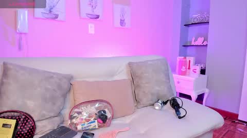 Snapshot of emily_roberts1 chatting on January 6, 3:20 am Emily  online show from January 6, 3:20 am