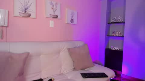 Snapshot of emily_roberts1 chatting on February 19, 12:22 pm Emily  online show from February 19, 12:22 pm