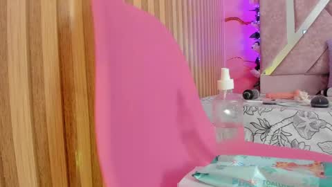 emily_velvet_ online show from April 18, 7:58 pm