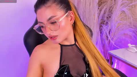 Emilyjonnes  online show from June 19, 4:39 am