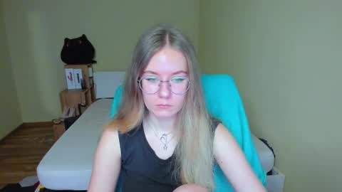 Snapshot of emilyy____ chatting on February 16, 9:48 am Emily online show from February 16, 9:48 am