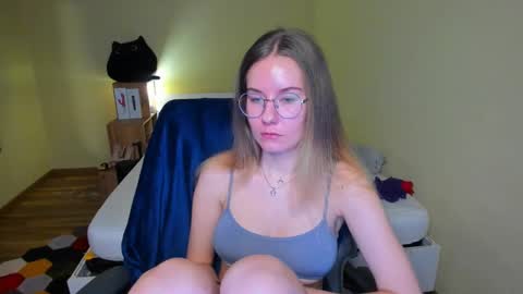 Snapshot of emilyy____ chatting on February 14, 8:48 pm Emily online show from February 14, 8:48 pm