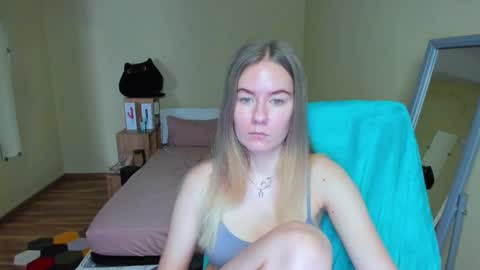 Snapshot of emilyy____ chatting on February 26, 7:02 am Emily online show from February 26, 7:02 am