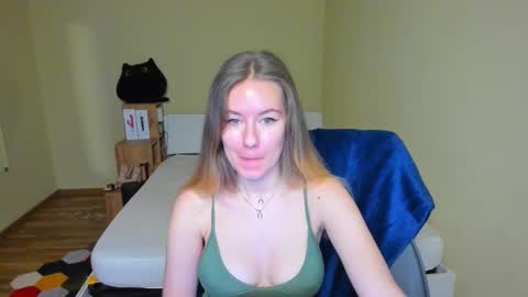 Snapshot of emilyy____ chatting on February 14, 8:52 am Emily online show from February 14, 8:52 am