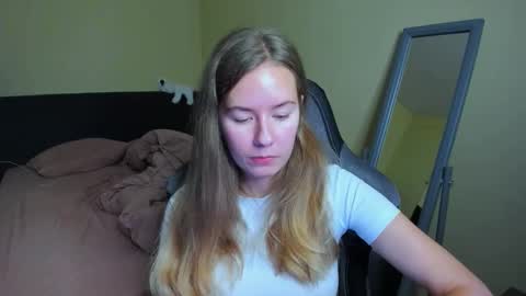 Snapshot of emilyy____ chatting on October 19, 11:12 am Emily online show from October 19, 11:12 am