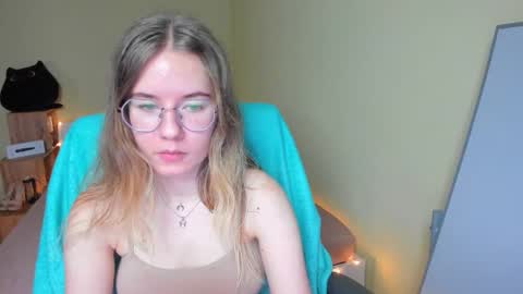 Snapshot of emilyy____ chatting on February 4, 9:38 am Emily online show from February 4, 9:38 am