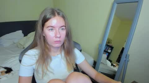 Snapshot of emilyy____ chatting on September 27, 10:00 am Emily online show from September 27, 10:00 am