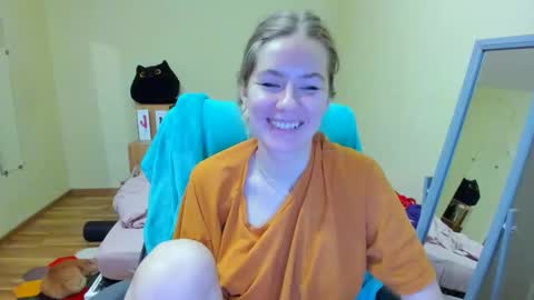 Snapshot of emilyy____ chatting on February 25, 6:55 pm Emily online show from February 25, 6:55 pm