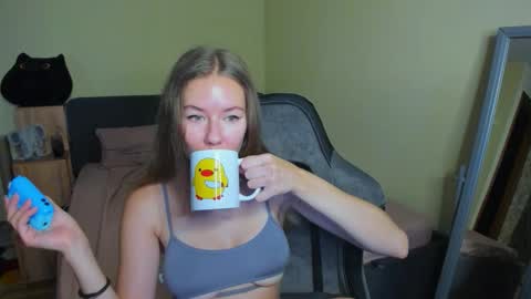 Snapshot of emilyy____ chatting on September 12, 8:12 am Emily online show from September 12, 8:12 am