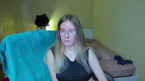 Snapshot of emilyy____ chatting on February 22, 5:53 pm Emily online show from February 22, 5:53 pm