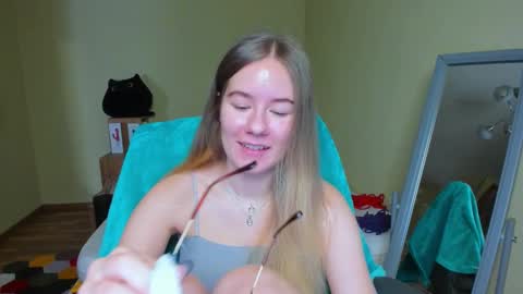 Snapshot of emilyy____ chatting on February 27, 9:22 am Emily online show from February 27, 9:22 am