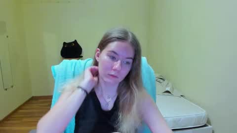 Snapshot of emilyy____ chatting on March 10, 6:45 pm Emily online show from March 10, 6:45 pm